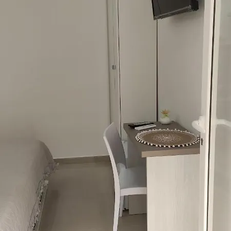 לינה וארוחת בוקר Oplonti 3*