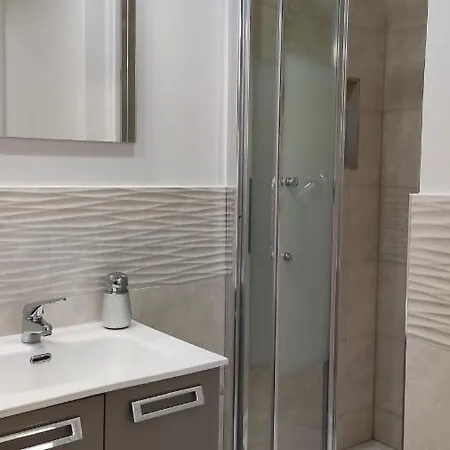 Oplonti לינה וארוחת בוקר